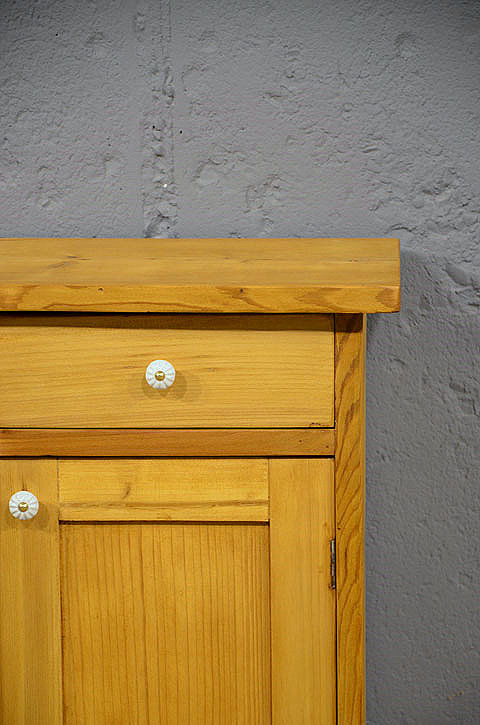 Detail des Oberteils des antiken Kiefer Nachtschranks aus dem Jugendstil. Wir liefern zuverlässig, kostengünstig und persönlich – deutschlandweit bis in Ihr Zuhause. Nach Terminvereinbarung können Sie dieses Möbelstück in unserem Möbellager in Bargfeld-Stegen besichtigen.