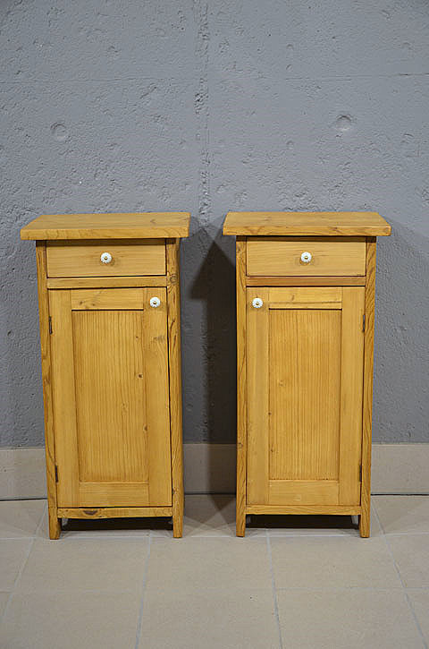 Gesamtansicht der beiden antiken Jugendstil Nachtschraenke aus Kiefer, restauriert und wohnfertig. Wir liefern zuverlässig, kostengünstig und persönlich – deutschlandweit bis in Ihr Zuhause. Nach Terminvereinbarung können Sie dieses Möbelstück in unserem Möbellager in Bargfeld-Stegen besichtigen.