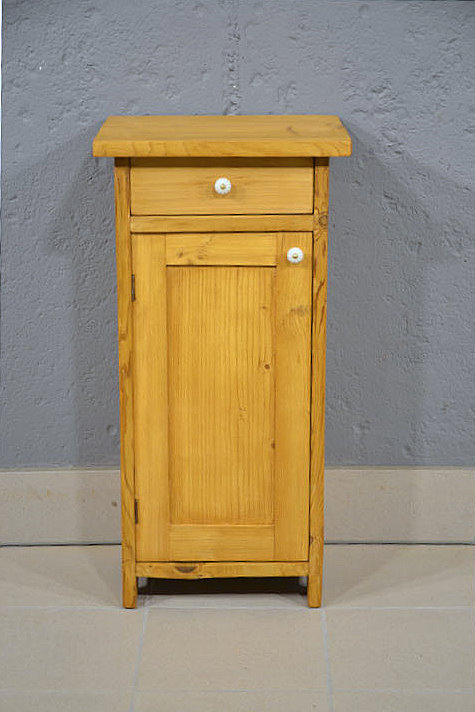 Antiker Jugendstil Nachtschrank aus Kiefer mit linksanschlagender Tür und Schublade, restauriert und wohnfertig. Wir liefern zuverlässig, kostengünstig und persönlich – deutschlandweit bis in Ihr Zuhause. Nach Terminvereinbarung können Sie dieses Möbelstück in unserem Möbellager in Bargfeld-Stegen besichtigen.