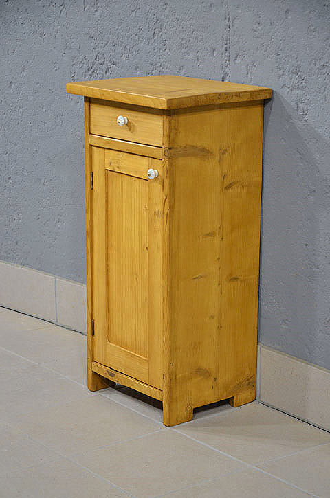 Rechte Seitenansicht des antiken Nachtschranks aus massivem Kiefernholz, restauriert. Wir liefern zuverlässig, kostengünstig und persönlich – deutschlandweit bis in Ihr Zuhause. Nach Terminvereinbarung können Sie dieses Möbelstück in unserem Möbellager in Bargfeld-Stegen besichtigen.