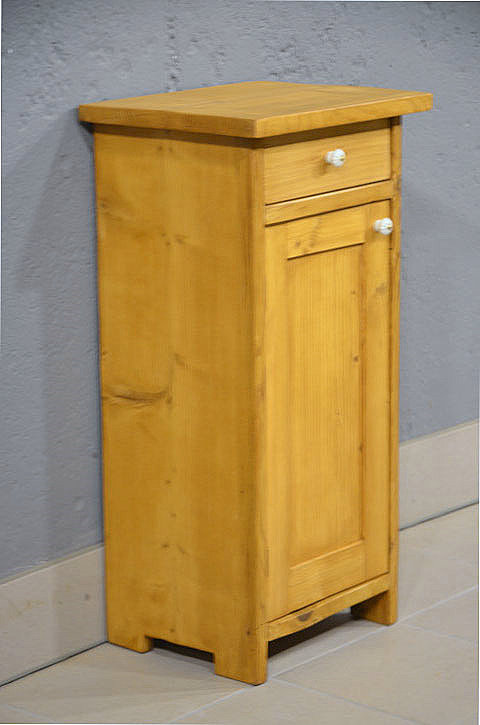 Linke Seitenansicht des restaurierten Jugendstil Nachtschranks aus Kiefer, wohnfertig aufgearbeitet. Wir liefern zuverlässig, kostengünstig und persönlich – deutschlandweit bis in Ihr Zuhause. Nach Terminvereinbarung können Sie dieses Möbelstück in unserem Möbellager in Bargfeld-Stegen besichtigen.