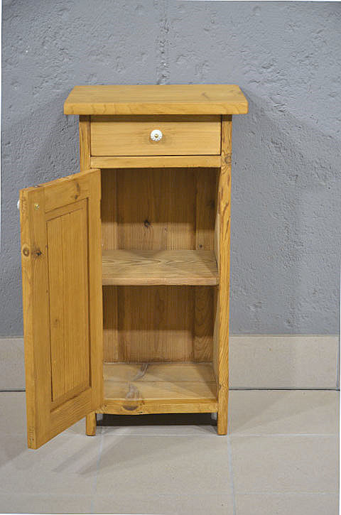 Innenansicht des antiken Jugendstil Nachtschranks mit Einlegeboden ueber die gesamte Breite. Wir liefern zuverlässig, kostengünstig und persönlich – deutschlandweit bis in Ihr Zuhause. Nach Terminvereinbarung können Sie dieses Möbelstück in unserem Möbellager in Bargfeld-Stegen besichtigen.