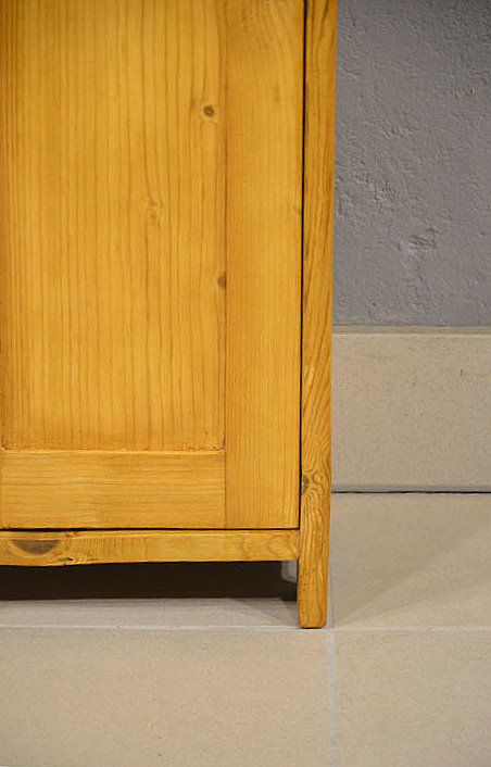 Detailaufnahme des Fußbereichs des antiken Nachtschranks aus Kiefer. Wir liefern zuverlässig, kostengünstig und persönlich – deutschlandweit bis in Ihr Zuhause. Nach Terminvereinbarung können Sie dieses Möbelstück in unserem Möbellager in Bargfeld-Stegen besichtigen.