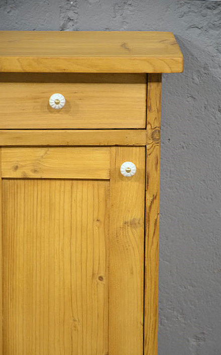 Oberteil des antiken Kiefer Nachtschranks aus dem Jugendstil im restaurierten Zustand. Wir liefern zuverlässig, kostengünstig und persönlich – deutschlandweit bis in Ihr Zuhause. Nach Terminvereinbarung können Sie dieses Möbelstück in unserem Möbellager in Bargfeld-Stegen besichtigen.