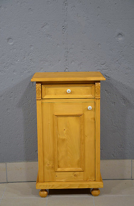 Stilvoller Nachtschrank im Gr&uuml;nderzeit-Stil aus massiver Kiefer mit linksanschlagender T&uuml;r, Schublade und warm gewachster Oberfl&auml;che. Wir liefern zuverl&auml;ssig, kosteng&uuml;nstig und pers&ouml;nlich &ndash; deutschlandweit. Nach Terminvereinbarung im M&ouml;bellager in Bargfeld-Stegen zu besichtigen. 