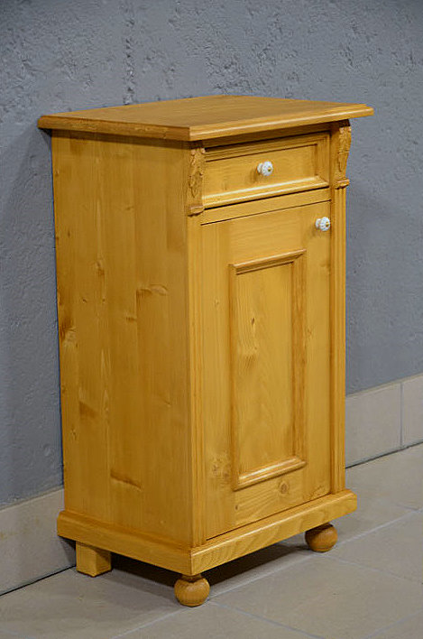 Linke Seitenansicht des Nachtschranks im Gr&uuml;nderzeit-Stil aus massiver Kiefer mit warmem Honigton und elegantem Profil. Lieferung pers&ouml;nlich deutschlandweit, Besichtigung m&ouml;glich.