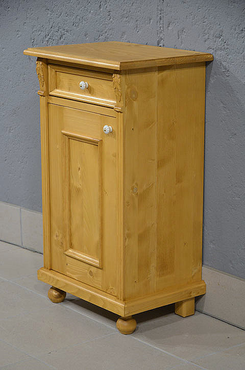 Rechte Seitenansicht des formsch&ouml;nen Nachtschranks aus massivem Kiefer im Gr&uuml;nderzeit-Stil mit handgewachster Oberfl&auml;che. Pers&ouml;nliche Lieferung & Besichtigung.