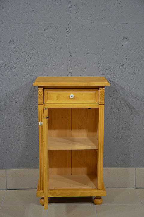 Innenansicht mit Einlegeboden und linksanschlagender T&uuml;r des Nachtschranks im Gr&uuml;nderzeit-Stil. Besichtigung im M&ouml;bellager und pers&ouml;nliche Lieferung inklusive.