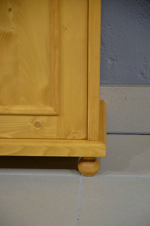 Sockelbereich des stilvollen Nachtschranks aus massiver Kiefer im Gr&uuml;nderzeit-Stil.