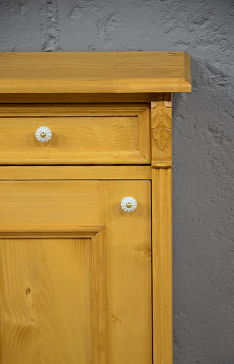 Oberer Bereich mit harmonischem Profil und Schublade des Nachttisches im Gr&uuml;nderzeit-Stil, warm gewachste Kiefer.