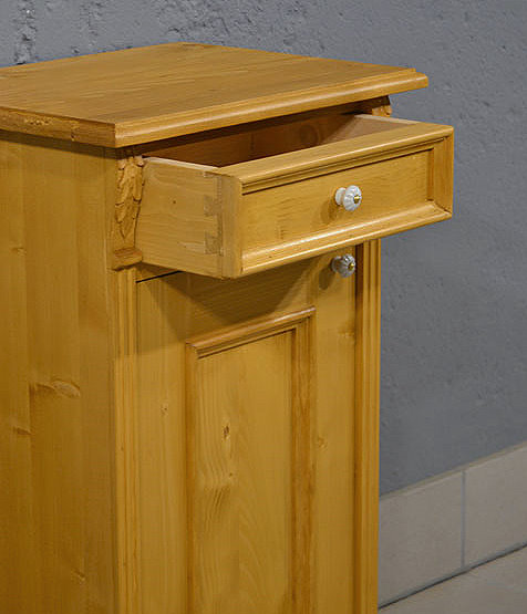 Detail der kleinen Schublade mit Porzellanknopf am Nachtschrank aus massiver Kiefer im Gr&uuml;nderzeit-Stil. Lieferung & Besichtigung m&ouml;glich.
