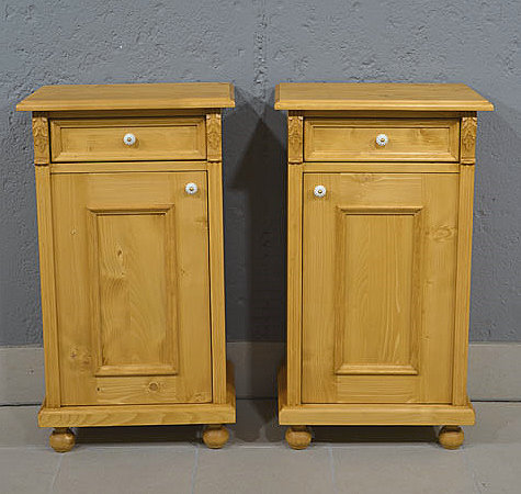 Gesamtansicht der beiden stilvollen Nachtschr&auml;anke im Gr&uuml;nderzeit-Stil, massives Kiefernholz, linksanschlagende und rechtsanschlagende T&uuml;ren.