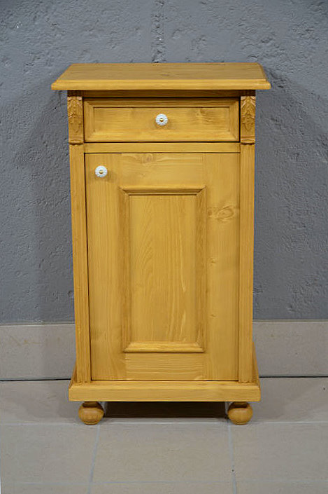 Nachtschrank im Gr&uuml;nderzeit-Stil aus massiver Kiefer mit rechtsanschlagender T&uuml;r und Schublade, warm gewachste Oberfl&auml;che. Pers&ouml;nliche Lieferung und Besichtigung nach Termin.