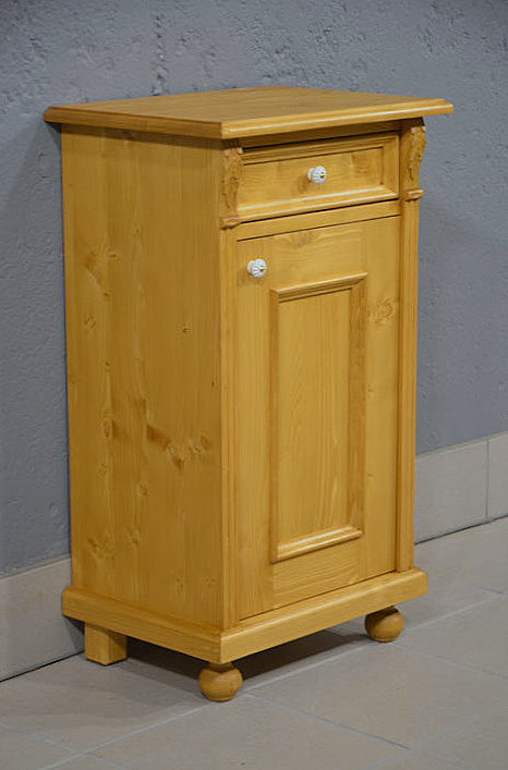 Linke Seitenansicht des kompakten Nachtschranks aus massivem Kiefer im Gr&uuml;nderzeit-Stil mit honigfarbener Wachsschicht. Pers&ouml;nliche Lieferung deutschlandweit.