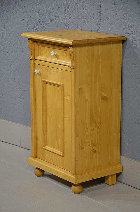 Rechte Seitenansicht des Kiefer-Nachbaus im Gr&uuml;nderzeit-Stil mit fein ausgearbeitetem Profil. Besichtigung im M&ouml;bellager Bargfeld Stegen.