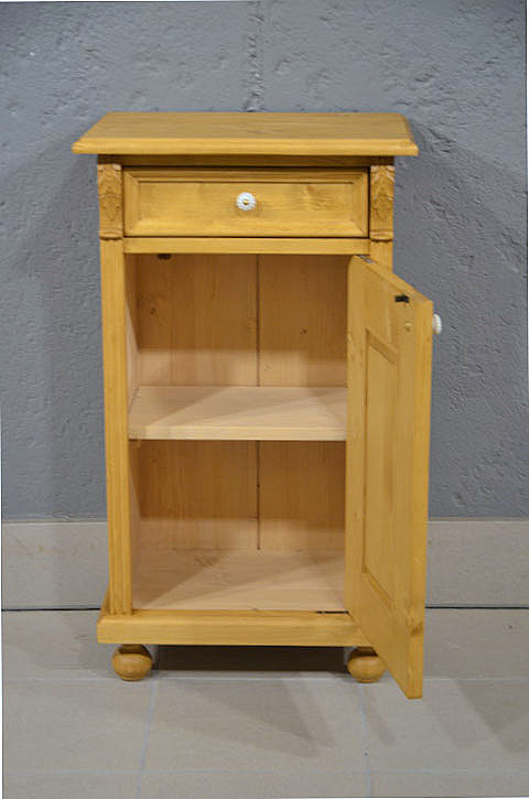 Innenbereich des Nachtschranks mit Einlegeboden und rechtsanschlagender T&uuml;r, hochwertiger Nachbau im Gr&uuml;nderzeit-Stil.