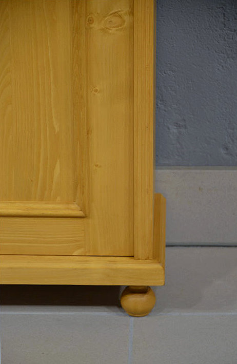 Sockel- und Fu&szlig;bereich des Nachtschranks aus massiver Kiefer im Gr&uuml;nderzeit-Stil.