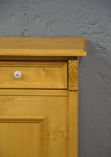 Detailaufnahme der kleinen Schublade mit Porzellanknopf, hochwertig gefertigter Nachbau im Gr&uuml;nderzeit-Stil.