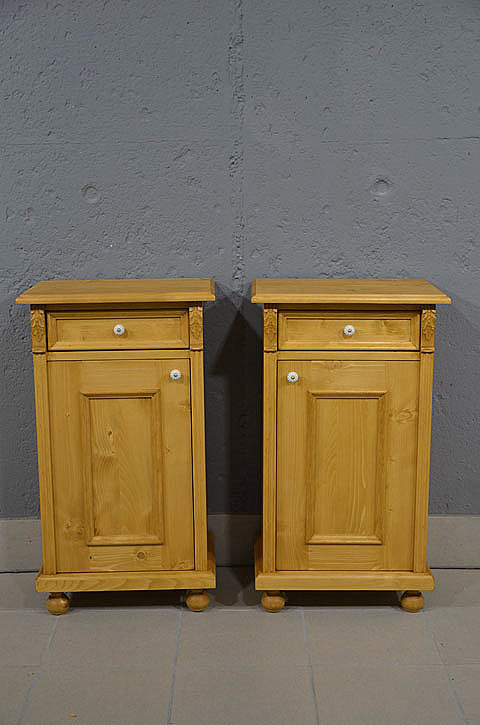 Gesamtansicht der beiden stilvollen Nachtschr&auml;nke aus massiver Kiefer im Gr&uuml;nderzeit-Stil mit rechtsanschlagender und linksanschlagender T&uuml;r.