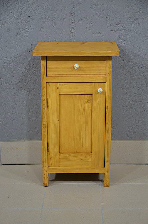 Jugendstil Nachtschrank als hochwertiger Nachbau aus altem massivem Kiefernholz mit linksanschlagender T&uuml;r.