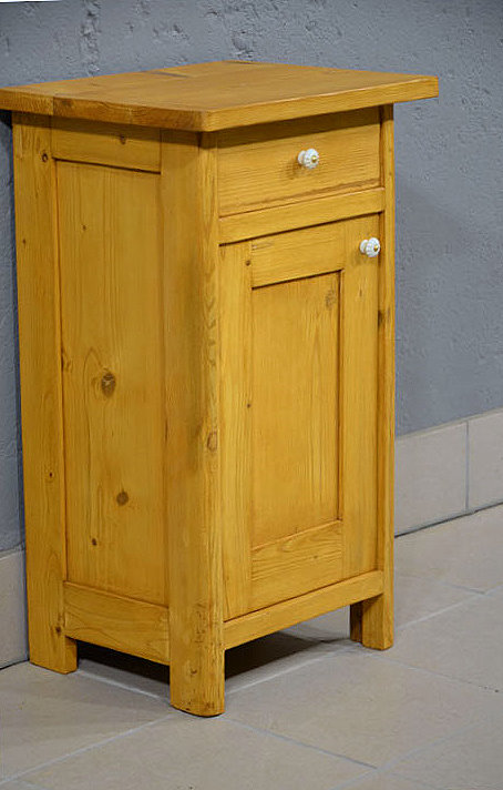 Linke Seitenansicht des Jugendstil Nachtschranks (Nachbau) aus altem Kiefernholz mit klarer Linienf&uuml;hrung.