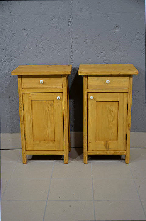 Gesamtansicht der beiden zeitlosen Nachtschraneke als hochwertiger Nachbau im Stil des Jugendstils