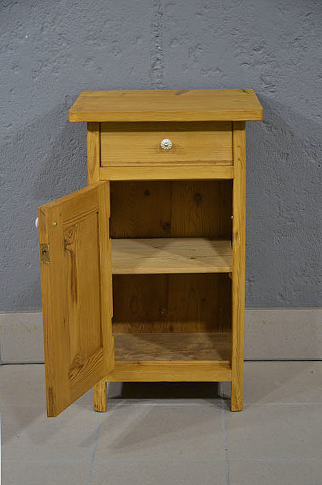 Innenansicht mit Einlegeboden hinter der linksanschlagenden T&uuml;r mit Klickverschluss.