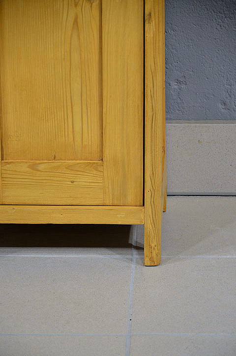 Sockelansicht des Nachtschranks aus altem massivem Kiefernholz im Stil des Jugendstils..