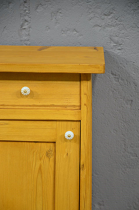 Detail der kleinen Schublade mit formsch&ouml;nem Porzellanknopf im Stil des Jugendstils.