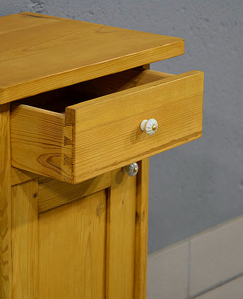 Detail der von Hand gewachsten Oberfl&auml;che im warmen Honigton.