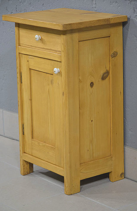 Rechte Seitenansicht des handwerklich gefertigten Nachtschranks im Stil des Jugendstils aus massivem Kiefernholz