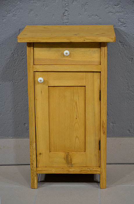 Jugendstil Nachtschrank als hochwertiger Nachbau aus massivem Kiefernholz alten Bestands mit rechtsanschlagender T&uuml;r und warmer Honigton-Oberfl&auml;che. Pers&ouml;nliche Lieferung deutschlandweit und Besichtigung in Bargfeld-Stegen nach Terminvereinbarung.