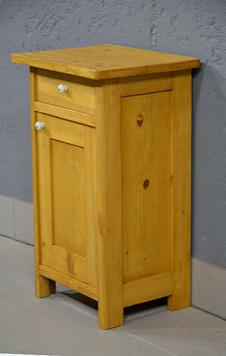 Rechte Seitenansicht des handwerklich gefertigten Jugendstil Nachtschranks aus massivem Kiefernholz alten Bestands. Lieferung deutschlandweit und Besichtigung im Moe bellager nach Termin