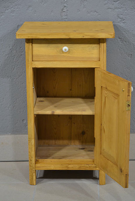 Innenansicht des Nachbau Nachtschranks im Stil des Jugendstils mit Einlegeboden hinter der rechtsanschlagenden T&uuml;r mit Klickverschluss. Lieferung persoenlich deutschlandweit und Besichtigung in Bargfeld-Stegen.