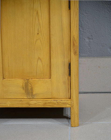 Sockelansicht des Jugendstil Nachtschranks als hochwertiger Nachbau aus massivem Kiefernholz alten Bestands. Persoenliche Lieferung deutschlandweit und Besichtigung in Bargfeld-Stegen.