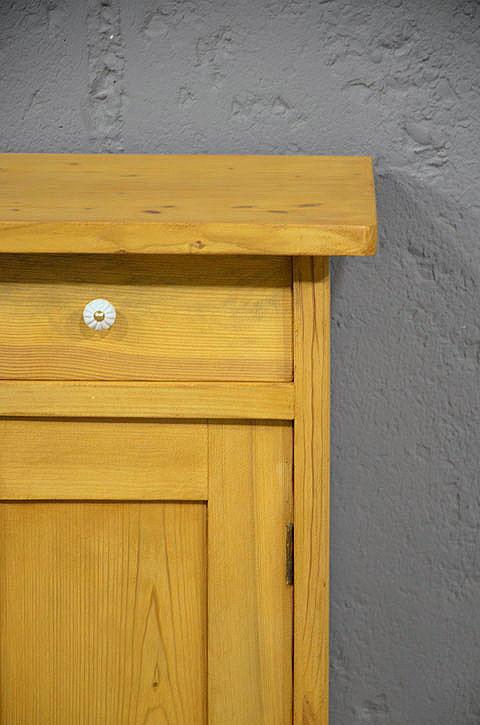 Detail der kleinen Schublade mit formsch&ouml;nem Porzellanknopf am Jugendstil Nachtschrank als hochwertiger Nachbau. Persoenliche Lieferung deutschlandweit und Besichtigung moeglich.