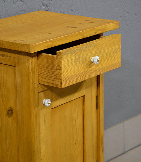 Seitliche Ansicht mit geoeffneter Schublade und sichtbarer handwerklicher Verarbeitung am Jugendstil Nachtschrank Nachbau. Lieferung deutschlandweit und Besichtigung nach Termin