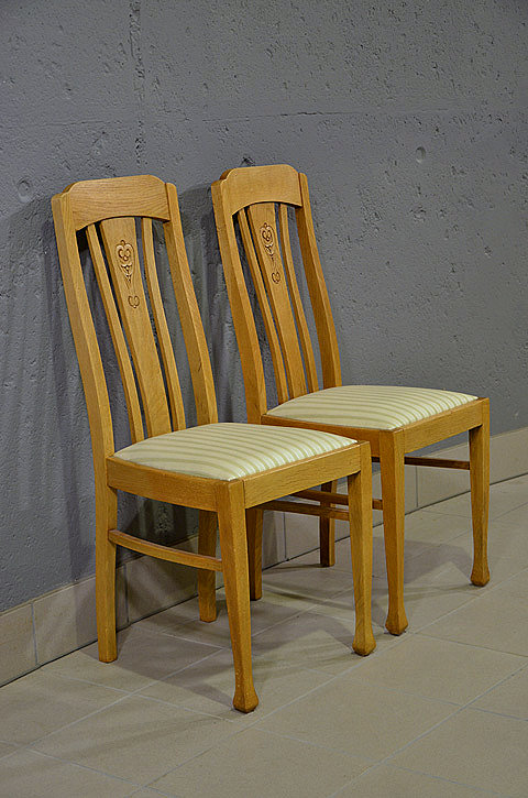 2 Jugendsti-Stühle aus Eiche mit Bezug, Seitenansicht