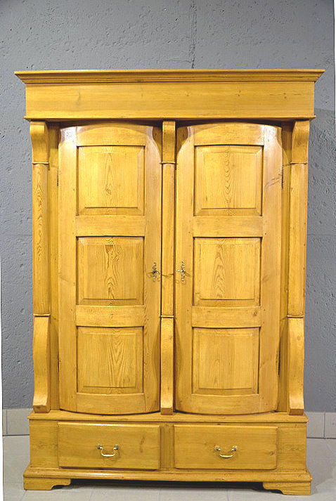 Antiker Gründerzeit Kleiderschrank um 1880 aus der Region Roskilde bei Kopenhagen. Massiv Kiefer, fachmännisch restauriert und zerlegbar. Mit leicht bauchigen Türen, flankiert von feinen Säulen. Persönliche Lieferung deutschlandweit, Besichtigung im Möbellager nach Terminvereinbarung.