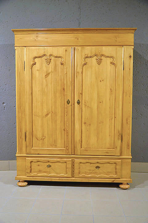Antiker Kleiderschrank aus Dänemark um 1840/1850, Übergang von Biedermeier zu Louis Philippe, 192 cm hoch, 146 cm breit, 58 cm tief, mit zwei Türen und zwei verzierten Schubladen, massiv Kiefer, fachmännisch restauriert, zerlegbar, persönliche Lieferung deutschlandweit, Besichtigung im Möbellager nach Terminvereinbarung. 