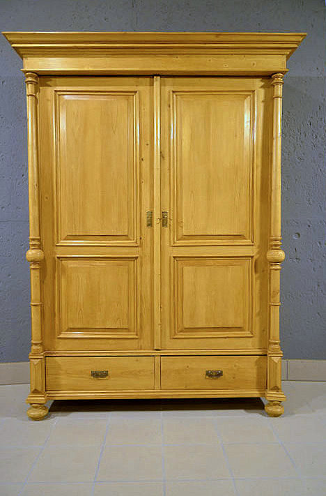 Hoher Gr&uuml;nderzeit Kleiderschrank aus D&auml;nemark um 1840, 214 cm hoch, 162 cm breit, 64 cm tief, 2-t&uuml;rig, mit Kassettenf&uuml;llungen in den T&uuml;ren und zwei gro&szlig;en Schubladen, aus massiver Kiefer, fachm&auml;nnisch restauriert, zerlegbar, pers&ouml;nliche Lieferung deutschlandweit, Besichtigung im M&ouml;bellager nach Terminvereinbarung. 