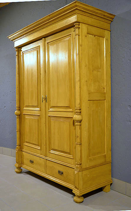  Rechte Seitenansicht des hohen antiken Gr&uuml;nderzeit Schranks aus D&auml;nemark, 214 cm hoch, mit Kassettenf&uuml;llungen, restauriert, zerlegbar, pers&ouml;nliche Lieferung deutschlandweit.