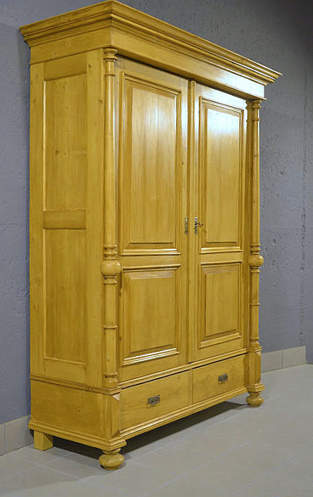 Linke Seitenansicht des hohen Gr&uuml;nderzeit Dielenschranks aus massiver Kiefer, 214 cm hoch, mit klarer Linienf&uuml;hrung und warmer Honigoberfl&auml;che, restauriert und zerlegbar, pers&ouml;nliche Lieferung deutschlandweit.