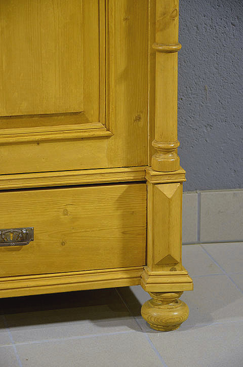 Innenansicht des Gr&uuml;nderzeit Kleiderschranks mit Einlegeboden &uuml;ber die gesamte Breite, optionaler Kleiderstange, nur 45 cm B&uuml;geltiefe &ndash; platzsparend und wohnraumgeeignet, massive Kiefer, pers&ouml;nliche Lieferung deutschlandweit 