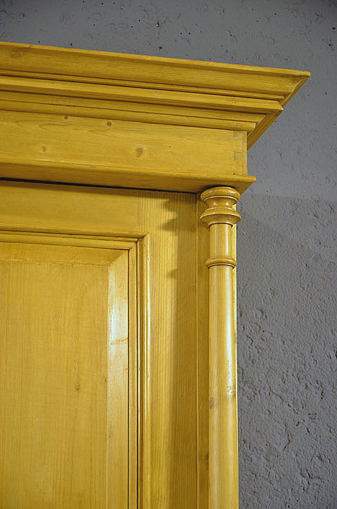  Sockelpartie des hohen Gr&uuml;nderzeit Dielenschranks mit schlichtem Sockel und kr&auml;ftigen F&uuml;&szlig;en, Kiefer massiv, warm gewachste Oberfl&auml;che, restauriert, pers&ouml;nliche Lieferung deutschlandweit.