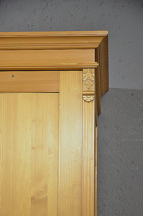 Oberer Bereich mit elegantem Kranzprofil im Jugendstil, hochwertiger Nachbau gefertigt aus massiver Kiefer.