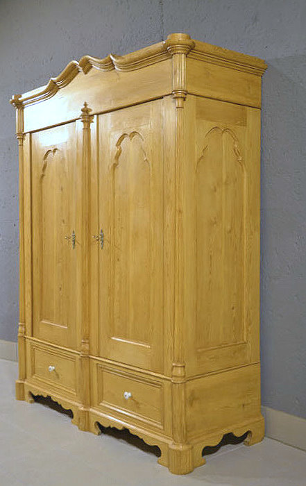 Rechte Seitenansicht des Louis Philippe Kleiderschranks mit harmonischer Formgebung und fein gewachster Oberfl&auml;che. 198 cm hoch, 159 cm breit, 62 cm tief.