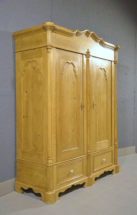 Linke Seitenansicht des Louis Philippe Dielenschranks, 198 cm hoch und 159 cm breit, restauriert und zerlegbar, mit profilierten Seitenteilen und feinen Wellenverzierungen im oberen Bereich.