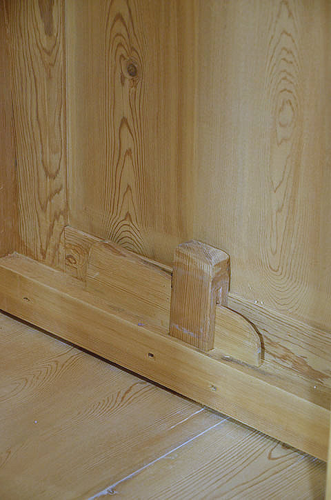 Pr&auml;zise gearbeitete Verkeilung des zerlegbaren Louis Philippe Schranks &ndash; handwerklich perfekt ausgef&uuml;hrt. Besichtigung im M&ouml;bellager nach Termin.