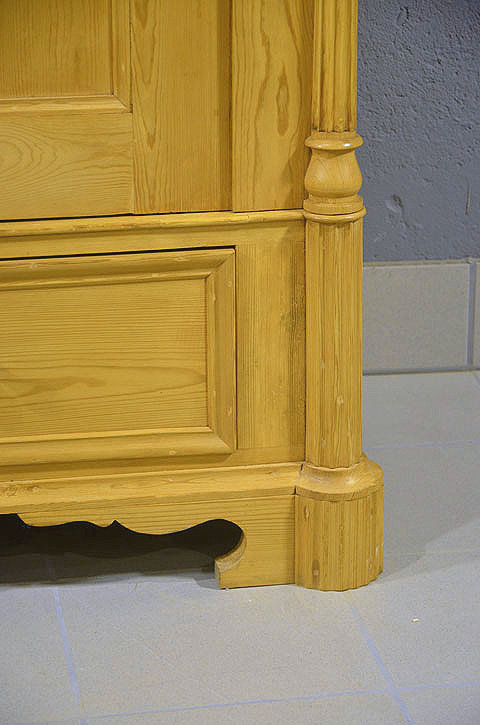 Sch&ouml;n geformter Sockel mit klassischem Louis Philippe-Profil, solide gefertigt und fachm&auml;nnisch restauriert. Der warme Honigton unterstreicht die harmonische Gesamtwirkung. Lieferung pers&ouml;nlich deutschlandweit. 